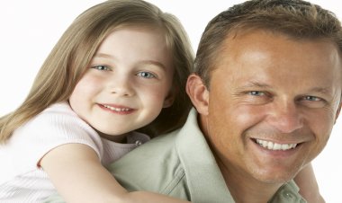 Babalar Dikkat! İlgisizlik Kadar, Aşırı İlgi De Zarar Verebiliyor!