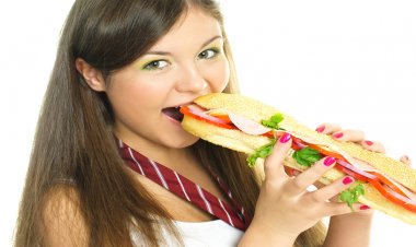 Sürekli Yemek Yeme İsteğiniz Mi Var, Gece Yemek Yemeden Duramıyorsanız Dikkat!