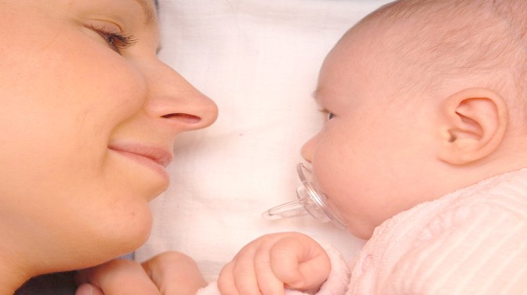 Bebeğin İlk Aşısı Olan Anne Sütünün Faydaları