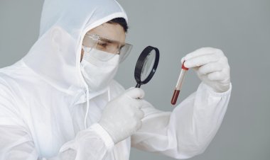 Omicron (Nu) Varyantını İlk Tespit Eden Doktor Semptomları Anlattı