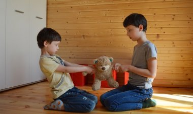 Ebeveynler Dikkat: Yanlış Şakalar Kardeş Kıskançlığına Yol Açıyor