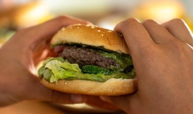 Uzmanı Uyardı: Yedikleriniz Depresyona Sürüklüyor Olabilir!