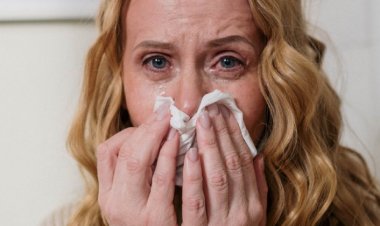 Alerji Deyip Geçmeyin: Göz Kaşımak Korneayı İnceltiyor!