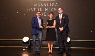 Prof. Dr. Özlem Türeci ve Prof. Dr. Uğur Şahin’e 'İnsanlığa Üstün Hizmet' Ödülü