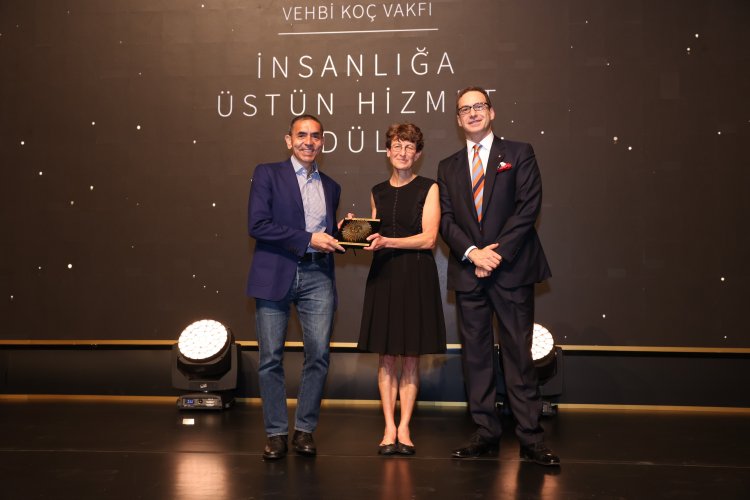 Prof. Dr. Özlem Türeci ve Prof. Dr. Uğur Şahin’e 'İnsanlığa Üstün Hizmet' Ödülü