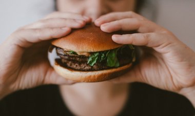 Sıkı Diyetler ve Depresyon Yeme Atağını Tetikliyor