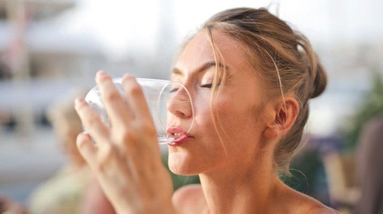 İftar ve Sahur Arasında En Az 2 Litre Su İçin Önerisi