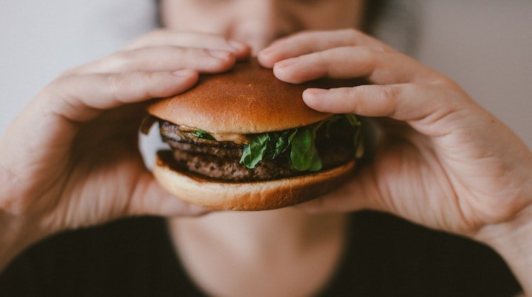 Sıkı Diyetler ve Depresyon Yeme Atağını Tetikliyor