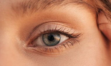 Badem Göz Estetiğinde  Merdiven Altı Tehlikesi! Körlüğe Neden Olabilir