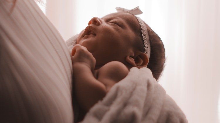 Yenidoğan Bebeklerde Emzirme Nasıl Olmalı?