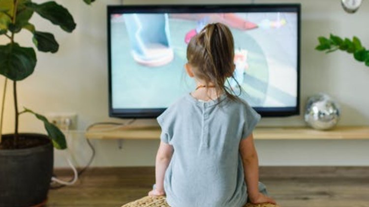 Çocuğunuz Televizyonun Sesini Çok Açıyorsa Dikkat
