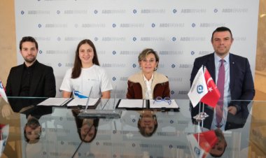 Abdi İbrahim, Milli Yüzücü Merve Tuncel’in Sponsoru Oldu