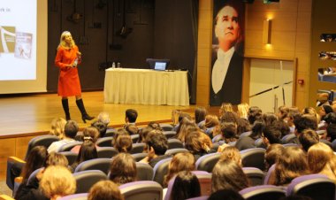 Novartis Türkiye Başkanı Theytaz, Liselilerin Konuğu Oldu