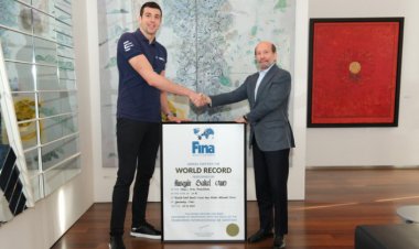 Milli Yüzücü Emre Sakcı’dan Abdi İbrahim'e Anlamlı Hediye