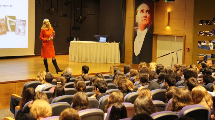 Novartis Türkiye Başkanı Theytaz, Liselilerin Konuğu Oldu