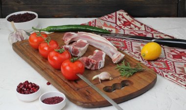 Demir Emilimi İçin Et Tüketirken Üzerine Limon Sıkın