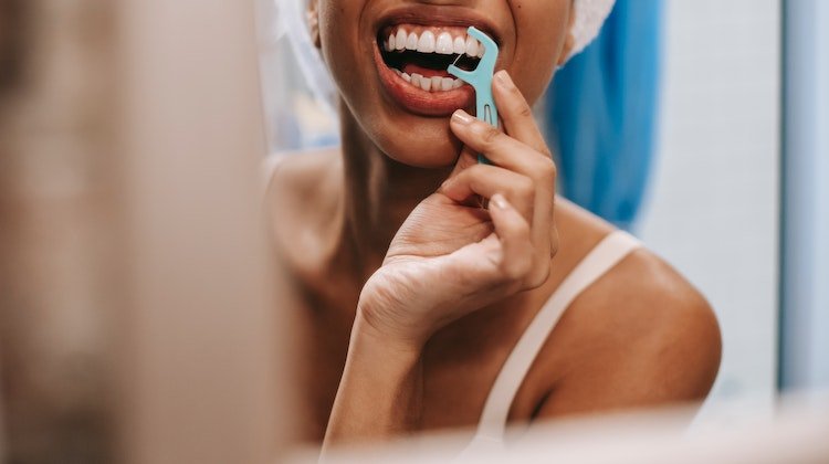 Diş Aralarının Temizliği İçin En Etkili Yöntem Diş İpi