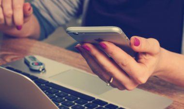 Cep Telefonu ve Bilgisayardan Yayılan Mavi Işık Cildi Yaşlandırıyor