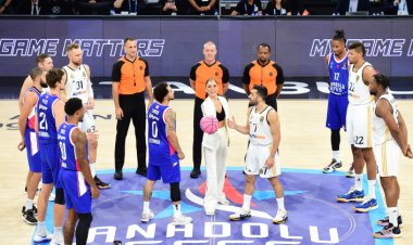 Pembe Top, Cansu Dere’nin Elinden Havalandı