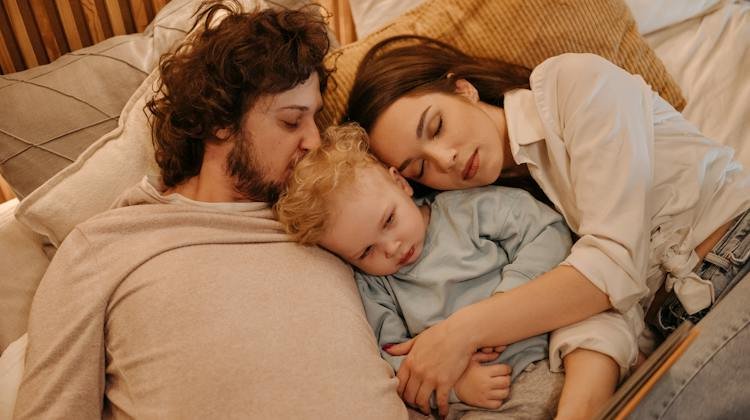 Anne Baba ile Yatmak Çocuklarda Özgüveni Azaltıyor