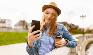 Sosyal Medyadaki Mutluluk Gerçek mi Yoksa Gerçeklikten Kaçış mı?